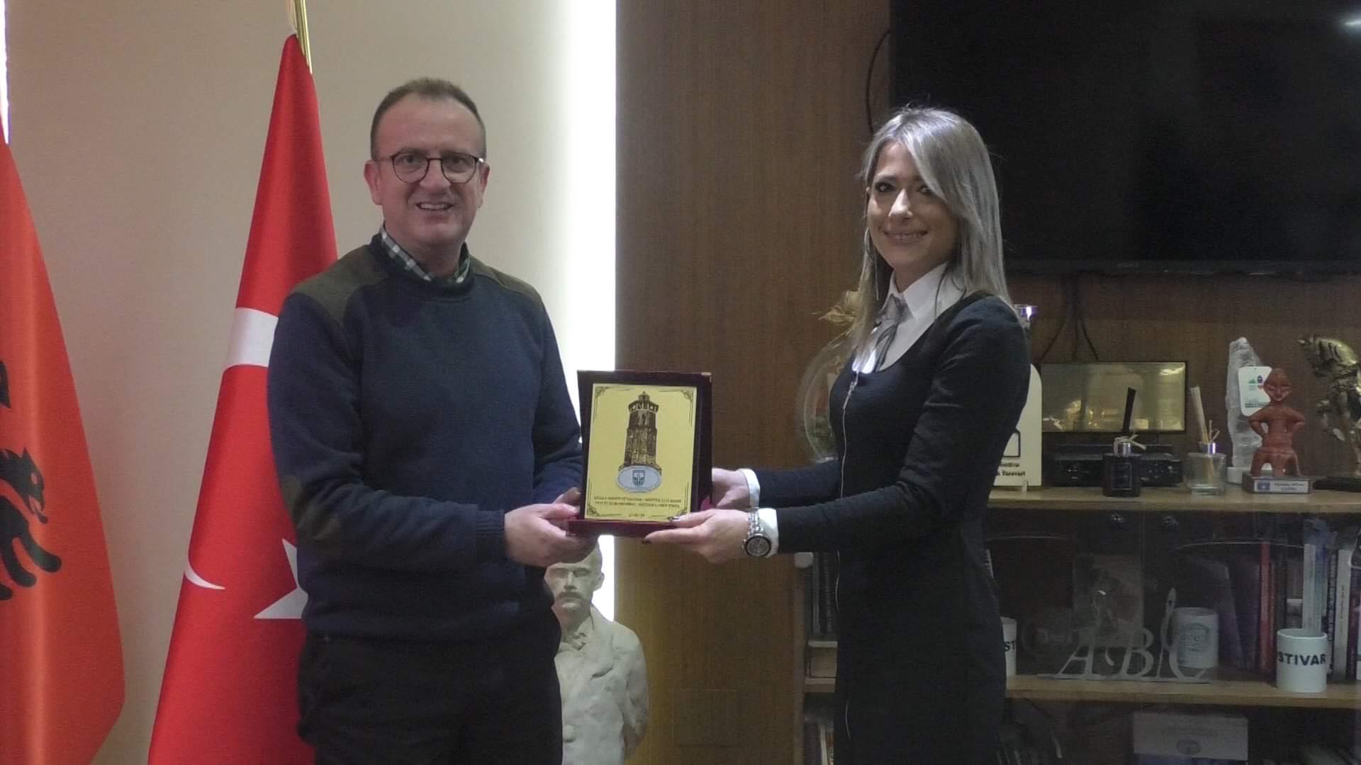 Kryetari Taravari priti ambasadoren Petroviq – do të binjakëzohen Komuna e Gostivarit dhe Ulqnit