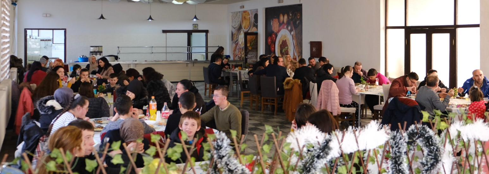 Komuna e Gostivarit organizoi drekë solemne për vitin e ri për shoqatat e personave me aftësi ndryshe