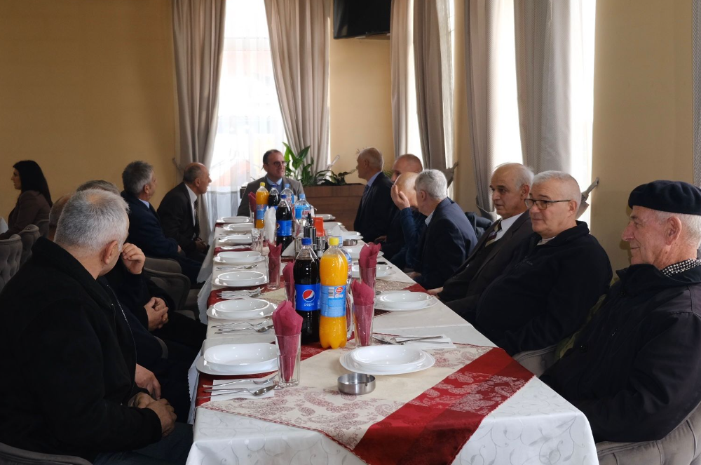 Градоначалникот Арбен Таравари на традиционален ручек со пензионирани турски наставници